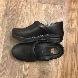 dansko wide womens shoes